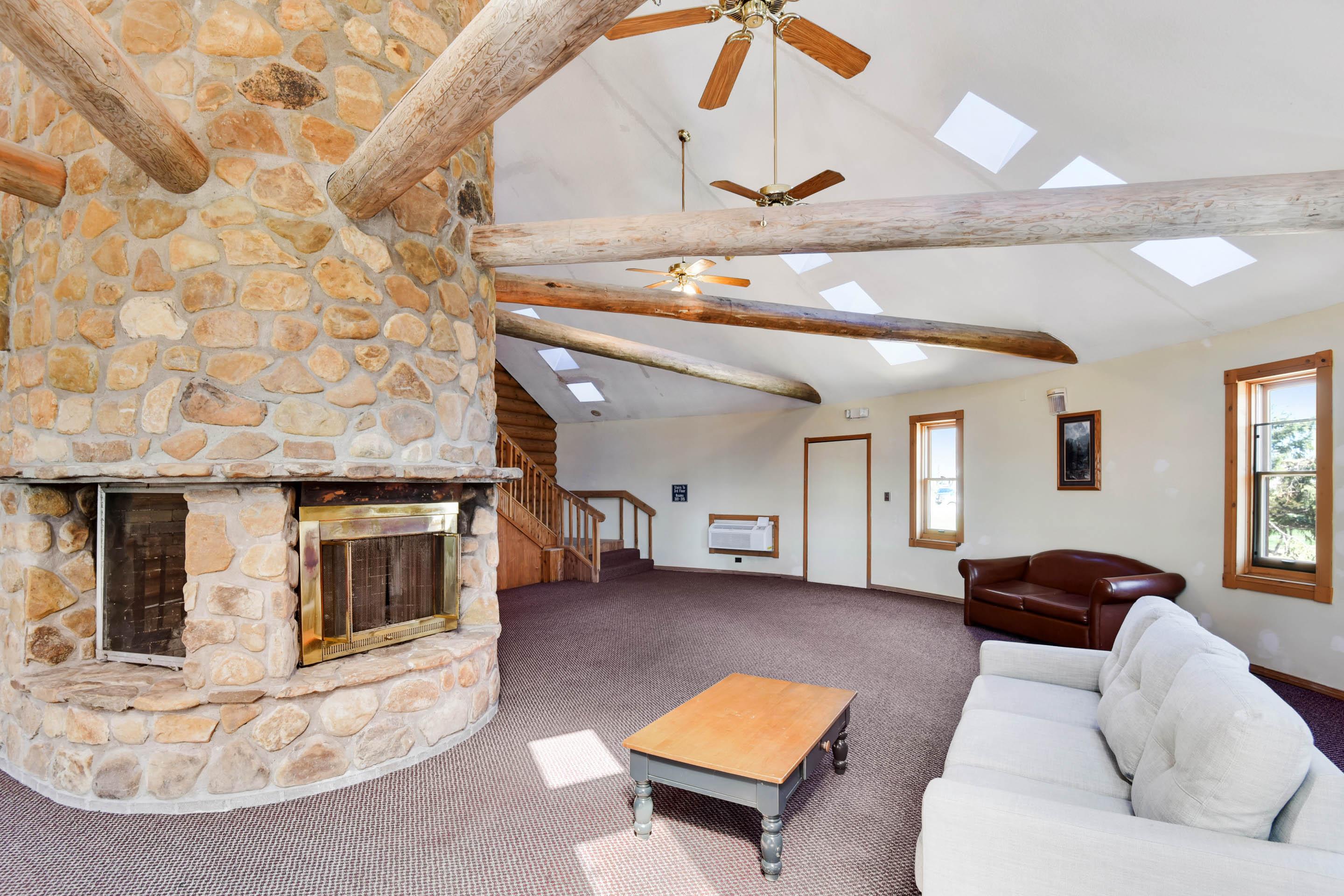 Casa Loma Inn & Suites By Oyo Davenport Ia Near I-80 ภายนอก รูปภาพ