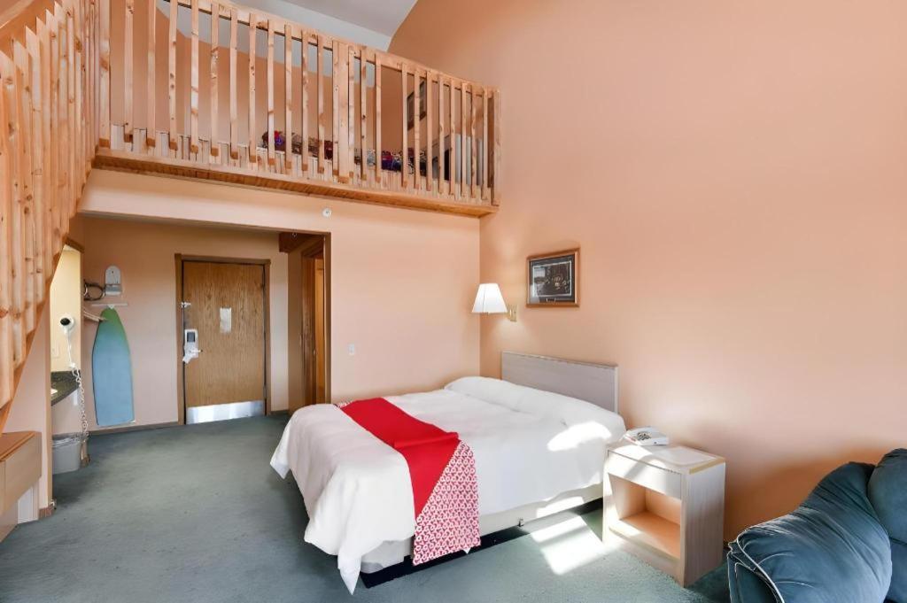 Casa Loma Inn & Suites By Oyo Davenport Ia Near I-80 ภายนอก รูปภาพ