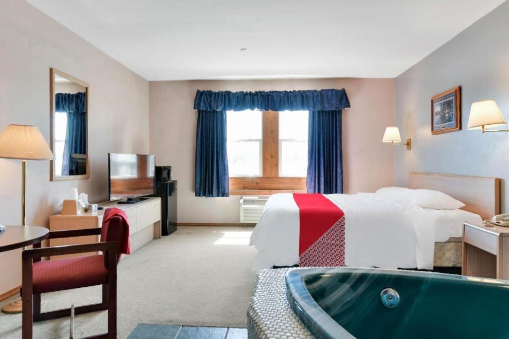 Casa Loma Inn & Suites By Oyo Davenport Ia Near I-80 ภายนอก รูปภาพ