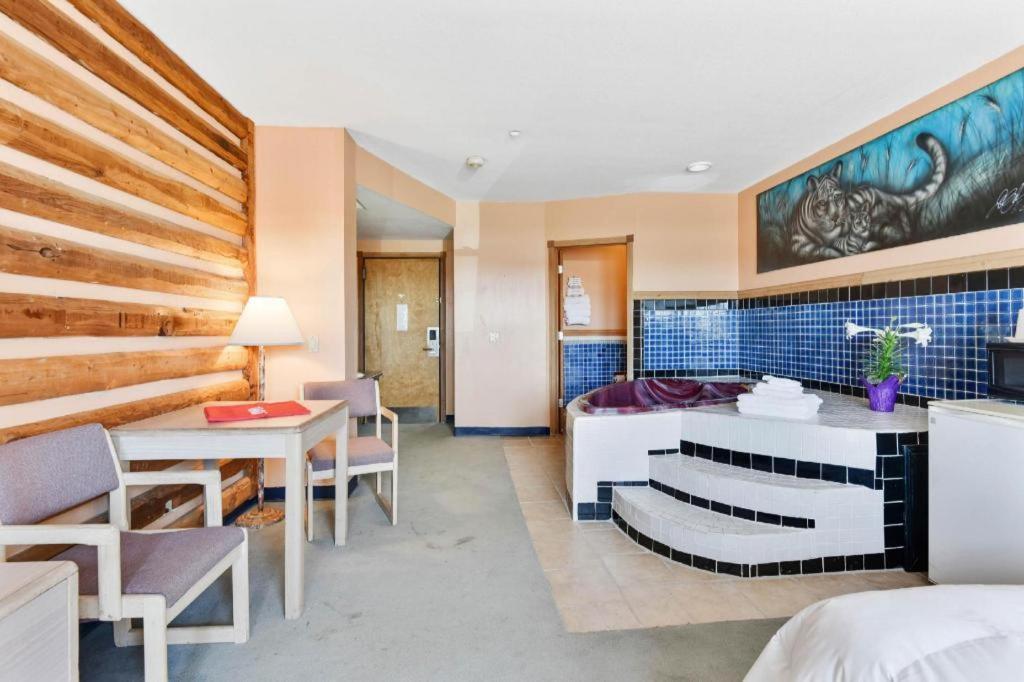 Casa Loma Inn & Suites By Oyo Davenport Ia Near I-80 ภายนอก รูปภาพ