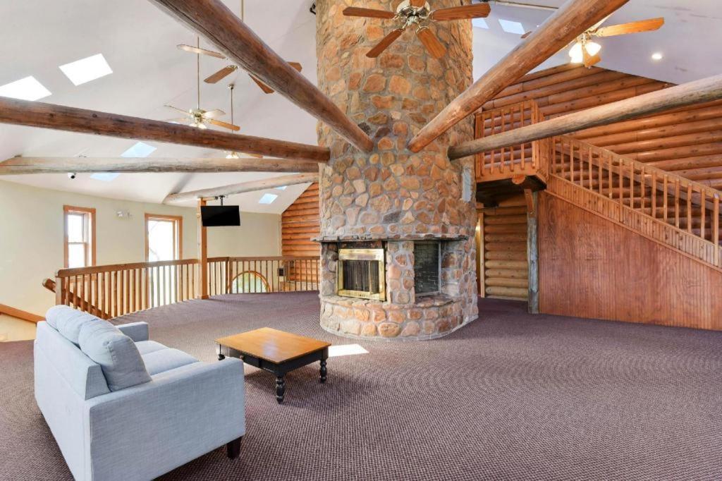Casa Loma Inn & Suites By Oyo Davenport Ia Near I-80 ภายนอก รูปภาพ