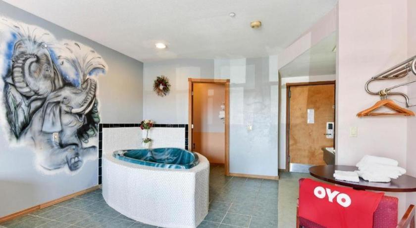 Casa Loma Inn & Suites By Oyo Davenport Ia Near I-80 ภายนอก รูปภาพ