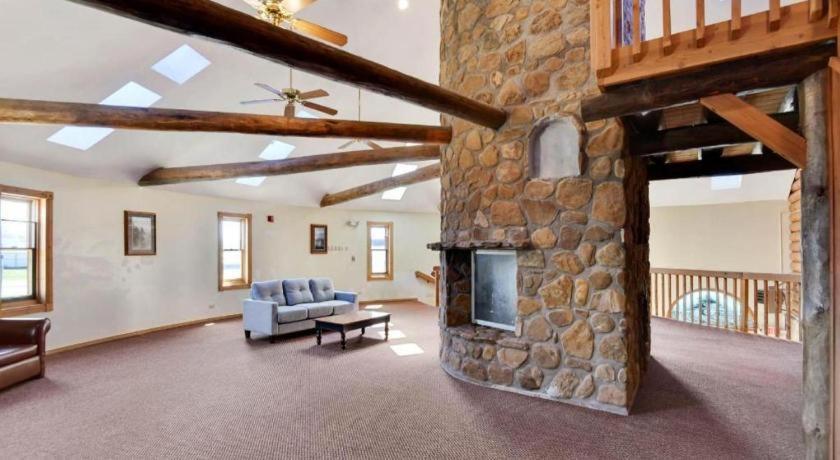 Casa Loma Inn & Suites By Oyo Davenport Ia Near I-80 ภายนอก รูปภาพ