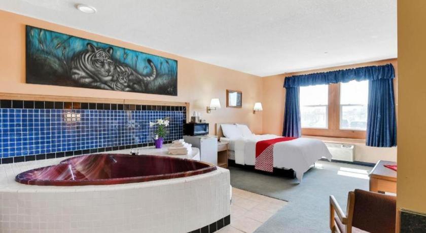 Casa Loma Inn & Suites By Oyo Davenport Ia Near I-80 ภายนอก รูปภาพ