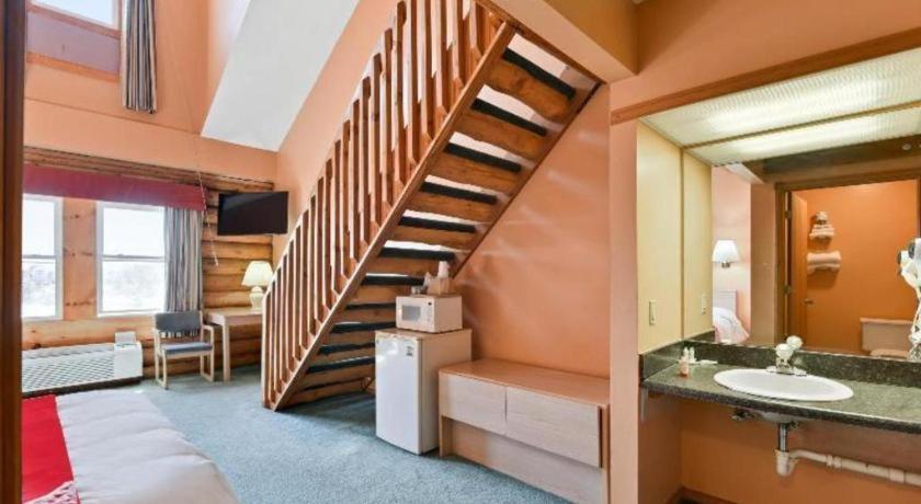 Casa Loma Inn & Suites By Oyo Davenport Ia Near I-80 ภายนอก รูปภาพ