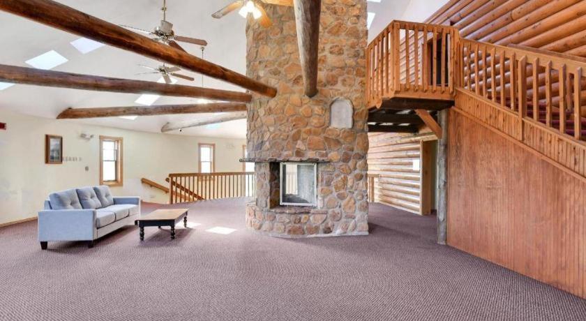 Casa Loma Inn & Suites By Oyo Davenport Ia Near I-80 ภายนอก รูปภาพ