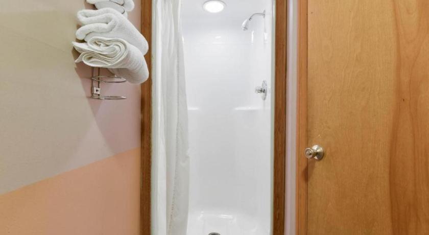Casa Loma Inn & Suites By Oyo Davenport Ia Near I-80 ภายนอก รูปภาพ
