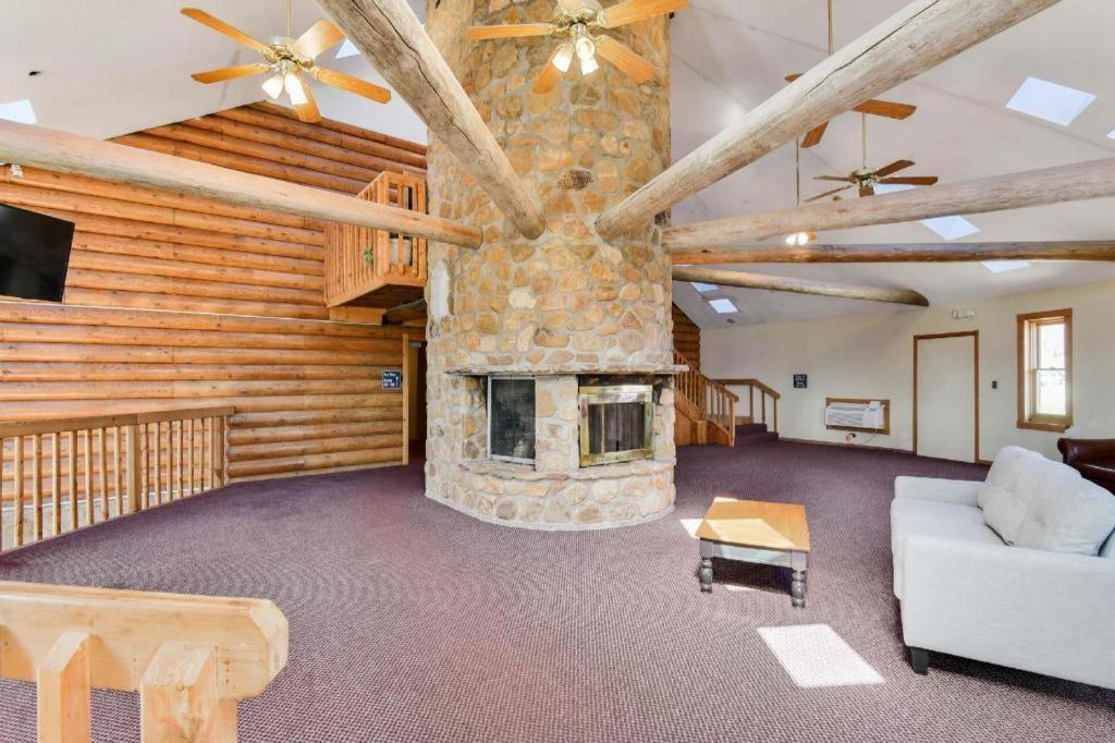 Casa Loma Inn & Suites By Oyo Davenport Ia Near I-80 ภายนอก รูปภาพ